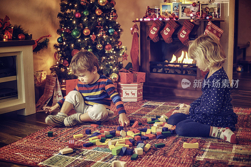 可爱的孩子们在圣诞树前玩耍