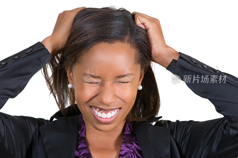 迷人的年轻黑人妇女在挫折拉她的头发