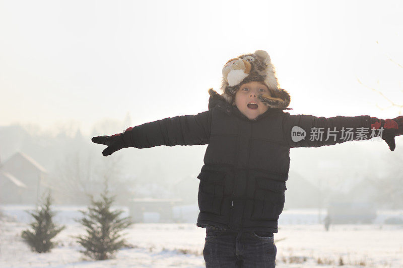 男孩对冬天的雪感到兴奋