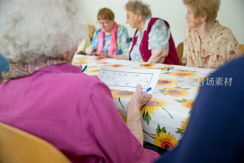 退休社区的老年人喜欢玩宾果游戏