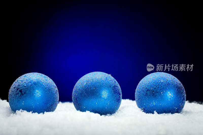 三个蓝色球