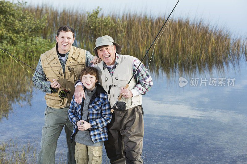 男孩钓鱼与父亲和祖父