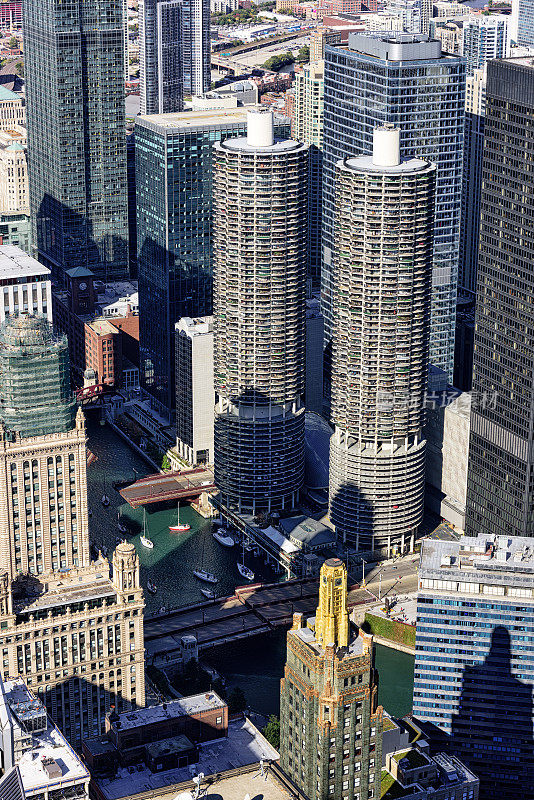 沿河矗立着标志性的芝加哥摩天大楼