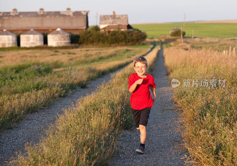 乡村小路上奔跑的小男孩