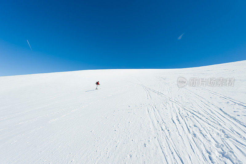 高山景观与登山运动员