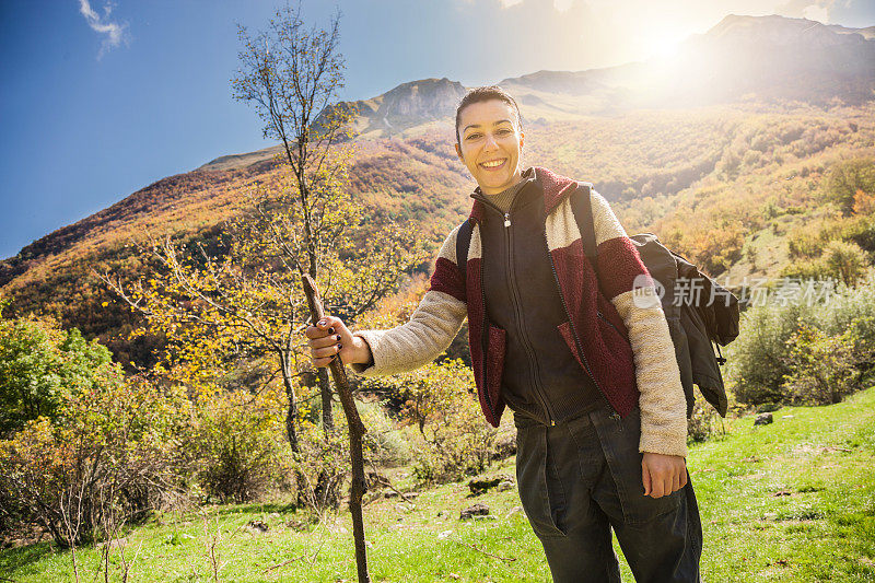 年轻女子在山里徒步旅行