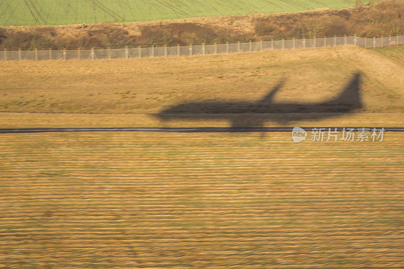 英国爱丁堡机场附近的飞机阴影鸟瞰图