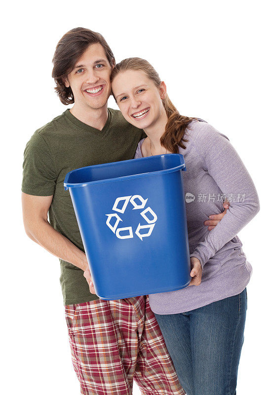有环保意识的年轻夫妇拿着回收桶
