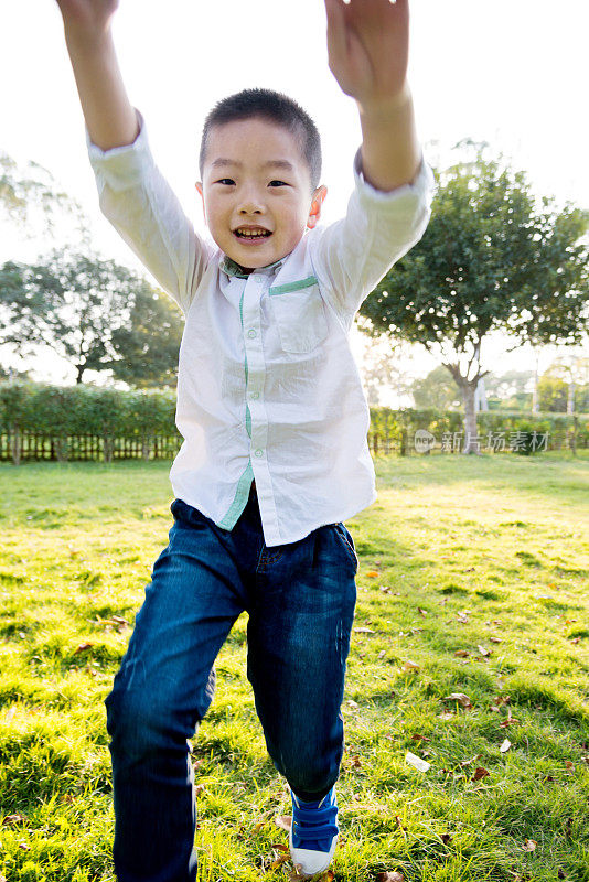 快乐的男孩在公园里蹦蹦跳跳