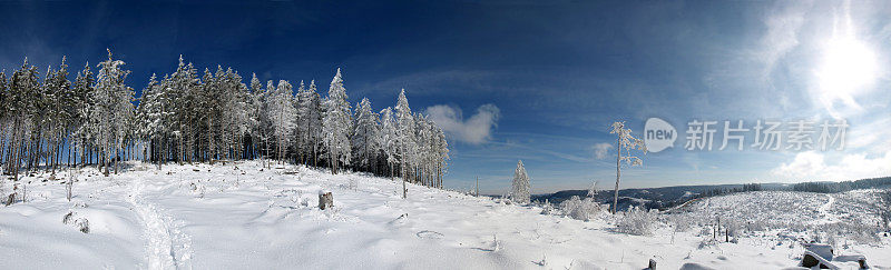 雪地的冬季景观与小径