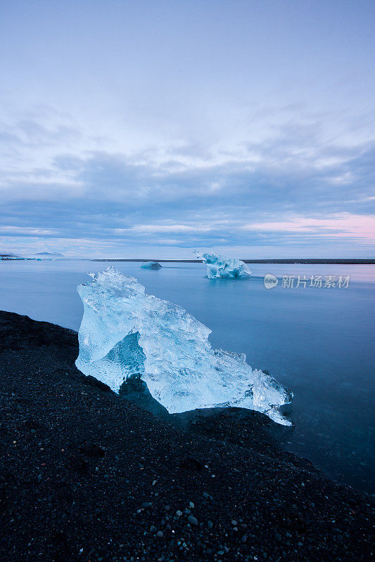 冰岛Jokulsarlon海滩上的冰山