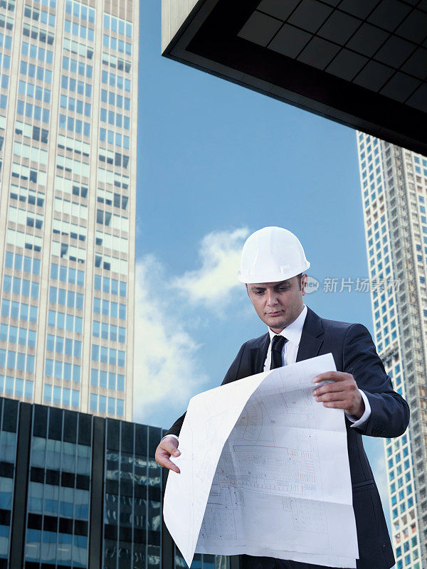 建筑师在建筑工地工作