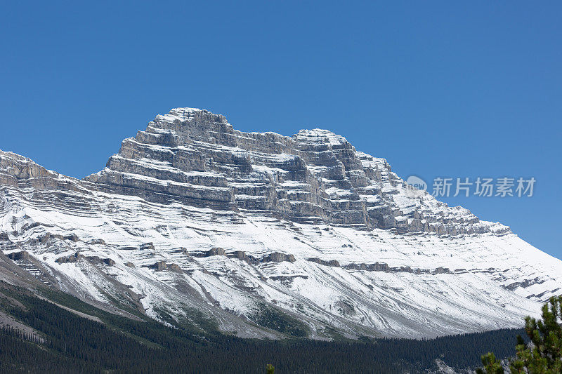 加拿大落基山脉的山顶景色