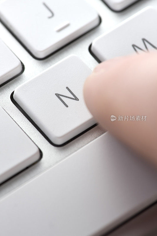 手指在键盘上按“不”