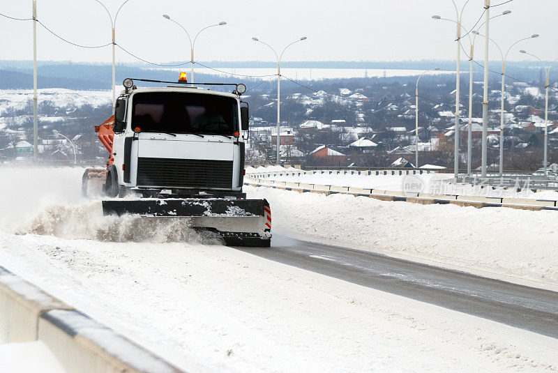 除雪车在一场大雪后清扫道路