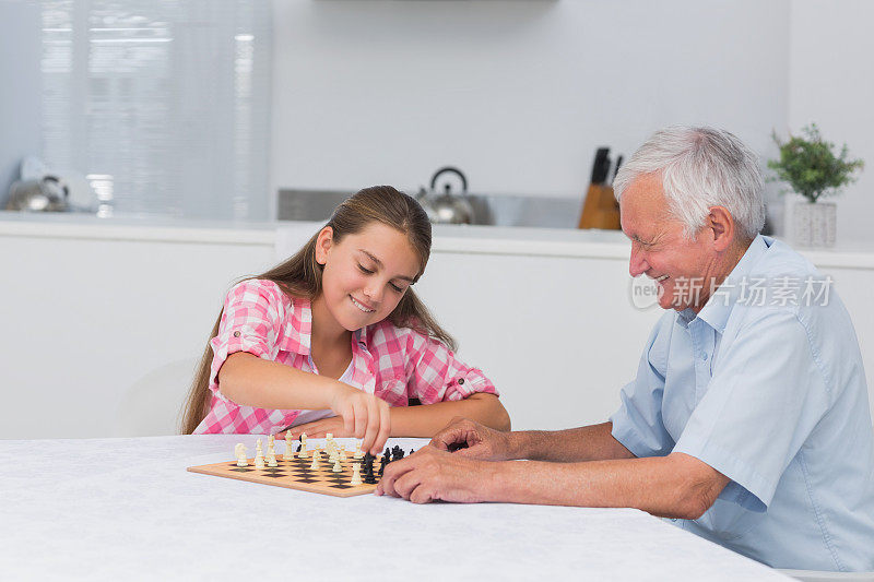 女孩和她的爷爷下棋