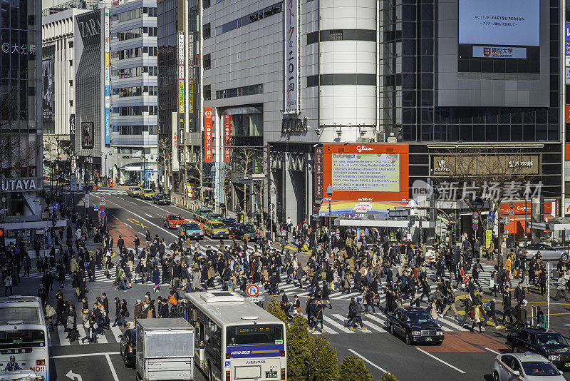 东京人群冲过日本标志性的涉谷十字路口