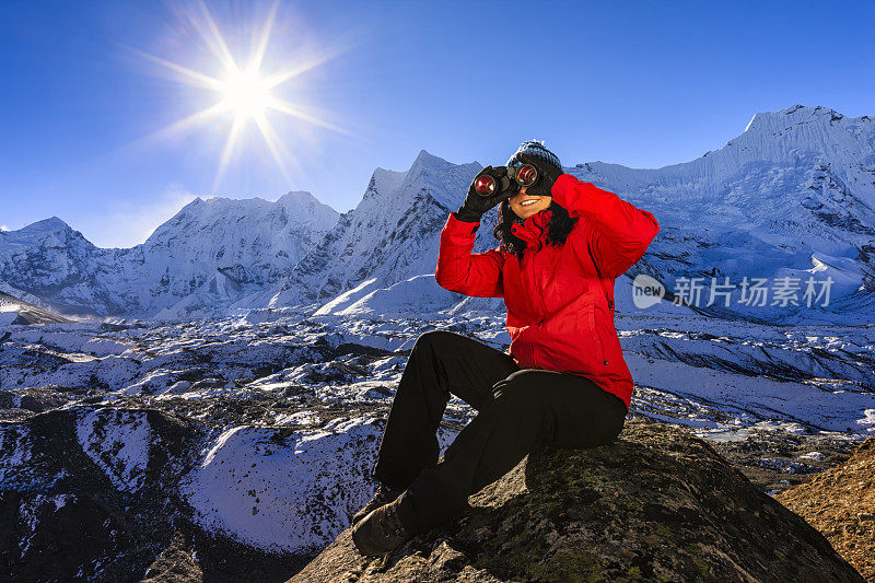 尼泊尔珠穆朗玛峰国家公园，一名妇女在看喜马拉雅山