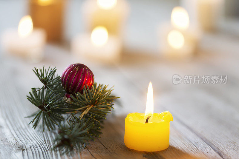 乡村木材上的圣诞装饰品和蜡烛灯