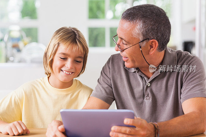男孩和爷爷在看平板电脑