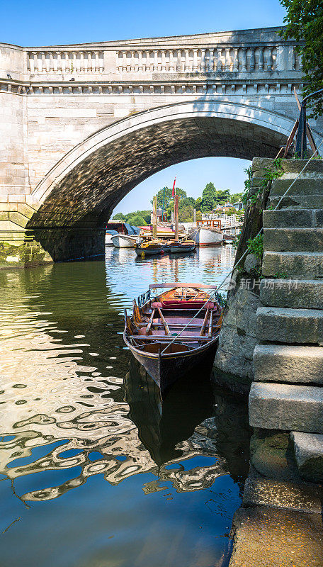 英格兰伦敦，里士满河滨，有划艇和桥