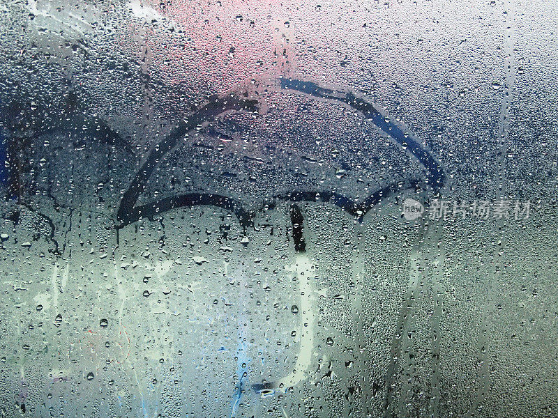 下雨天，水滴落在窗户上
