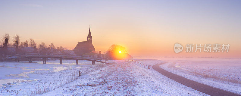 教堂和运河在冬天的日出，欧登迪克，荷兰