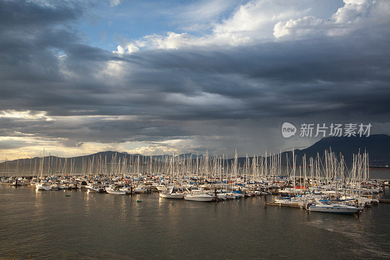 船只漂浮在英吉利湾