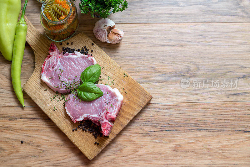 食物。切片的生肉烧烤与新鲜蔬菜肉生牛排。牛排烧烤。西红柿，辣椒，煮肉用的香料。