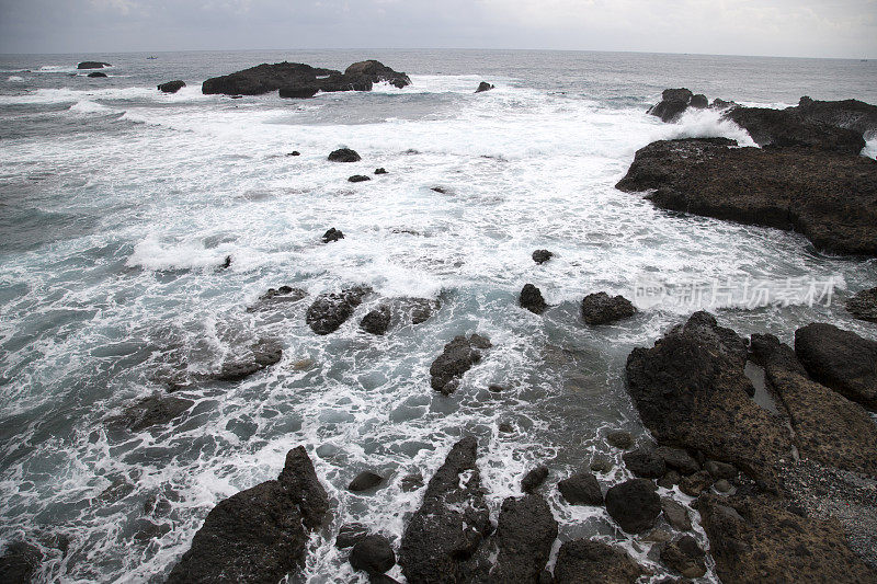 大洋，台湾东部的海岸线，海浪拍打着台湾的岩石海岸线