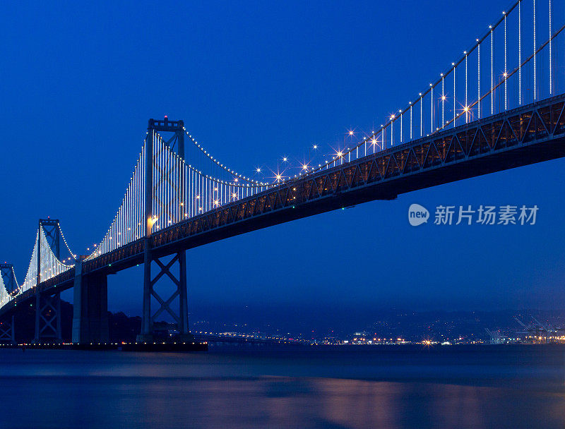 旧金山海湾大桥的新灯