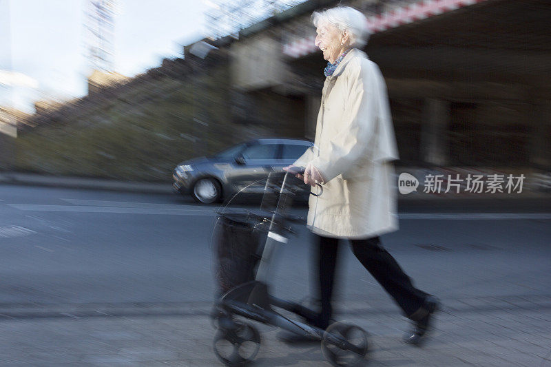 积极行走的老年妇女