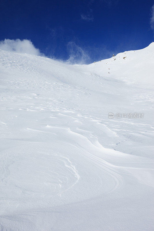 美丽的雪道滑雪斜坡高山冬季景观