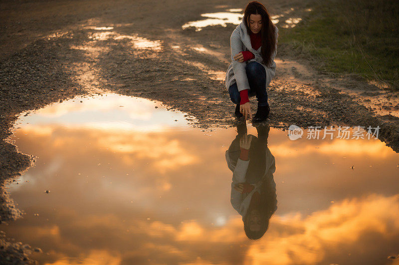 女人在水坑里倒映