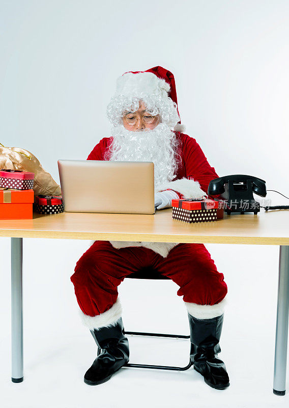 圣诞老人在笔记本电脑上工作