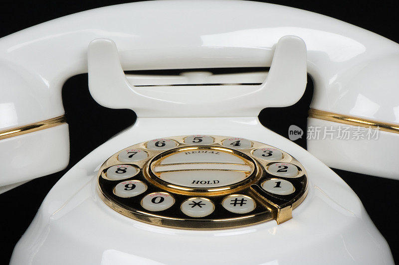 一个古董白色旋转电话的特写