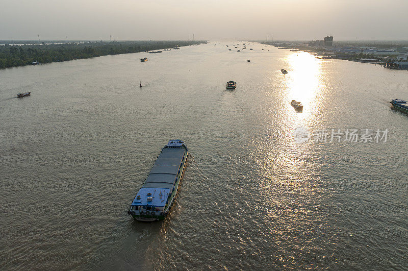 越南本恩河上载沙的驳船