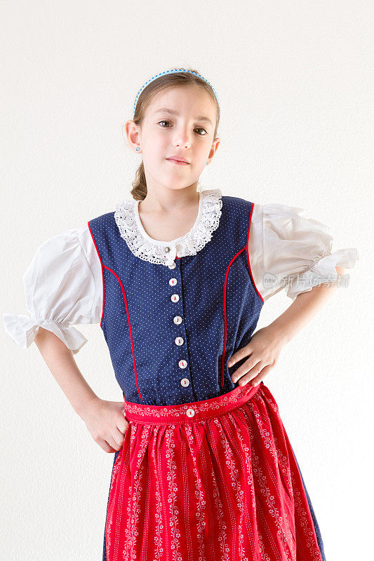 巴伐利亚小女孩穿着传统连衣裙连衣裙站着