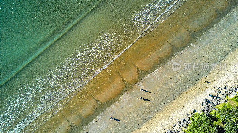 低潮时阳光明媚的海滩鸟瞰图。奥克兰,新西兰