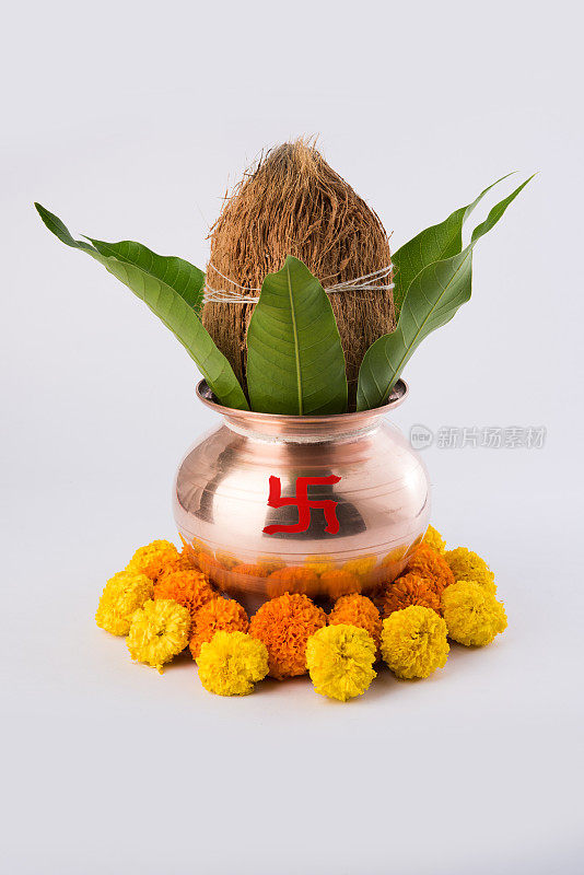 用椰子和芒果叶装饰的铜kalash。在印度教礼拜中，有选择性的聚焦，而不是简单的背景