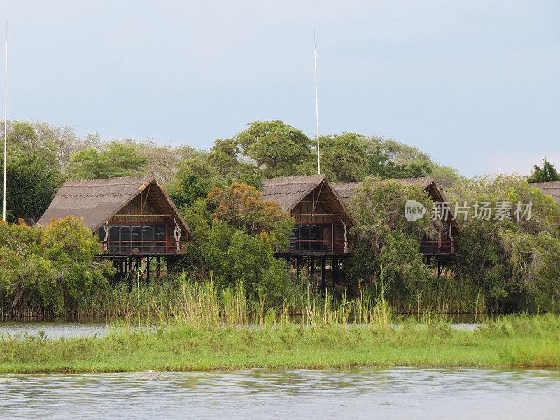 赞比亚和博茨瓦纳的茅草屋顶房屋。