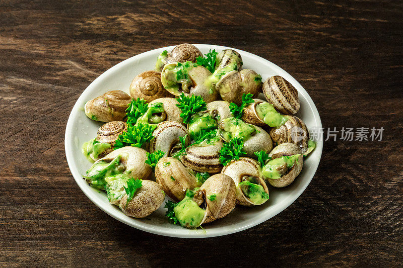 蜗牛配绿色黄油和香草酱，典型的法国菜