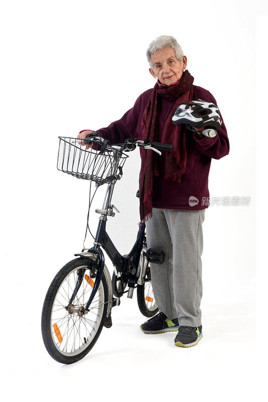 在白色背景上骑自行车的老妇人