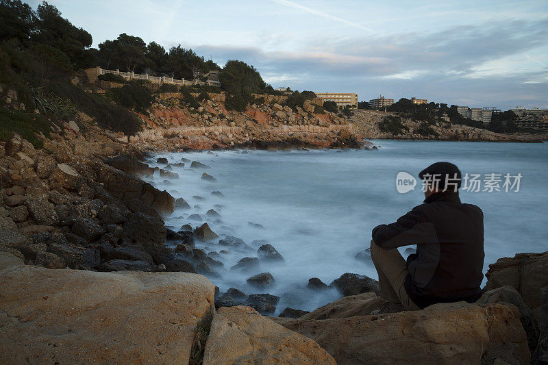 一个孤独的人坐在海边