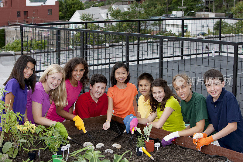 多民族儿童种植城市屋顶花园
