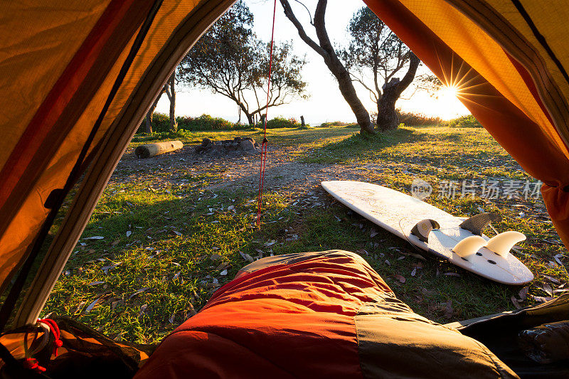 早晨的观点从一个帐篷在冲浪徒步