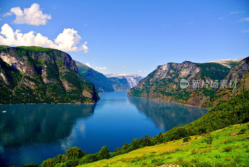 挪威奥兰峡湾的湖泊和山脉
