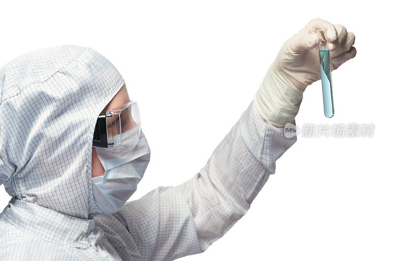 科学家穿着防护服看着试管，白色的试管被隔离
