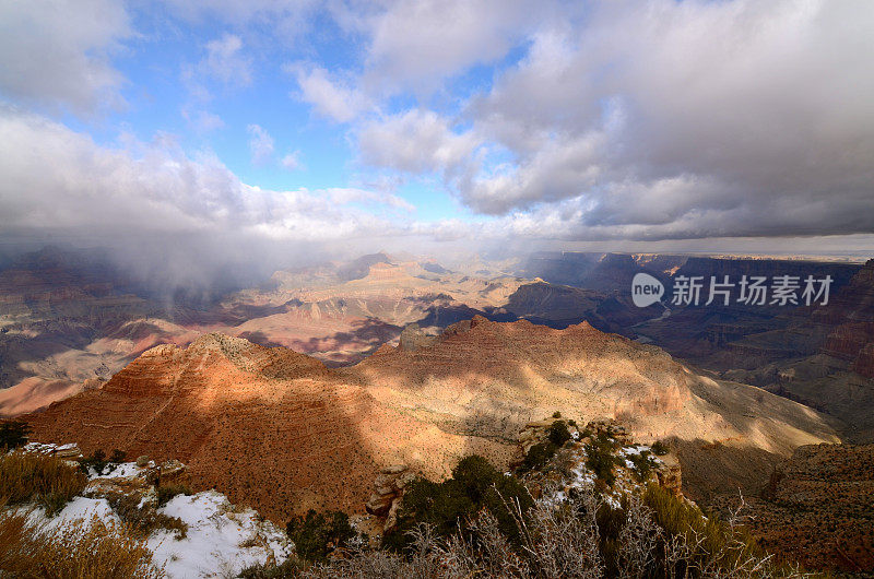 从亚利桑那州的沙漠景观区观看大峡谷