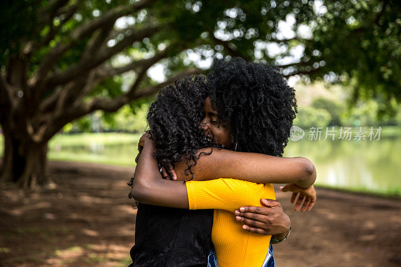 黑人朋友在公园里拥抱